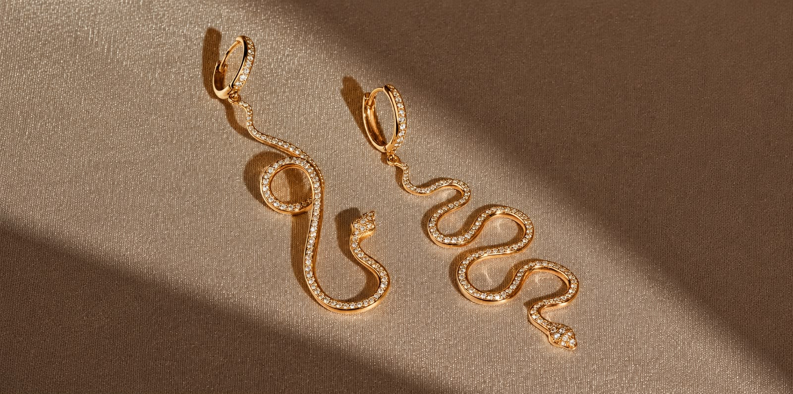 Violla Jewellery pırlanta taşlı altın yılan küpe modeli, lüks kadın mücevher tasarımı.